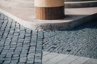 Gündüzleri şık bahçede çeşitli renklerde birbirine yakın köşeler.