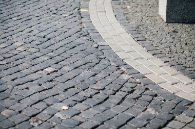 Gündüzleri şık bahçede çeşitli renklerde birbirine yakın köşeler.