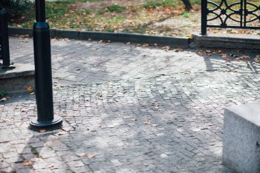 Parktaki yürüyüş yolunda demir kazıklı taşlar. 