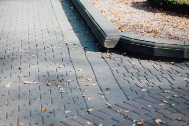 Gündüz vakti şehir parkında yürüyüş yolu taşları 