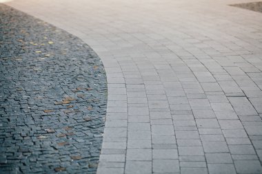 Gündüzleri şık bahçede çeşitli renklerde birbirine yakın köşeler.