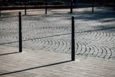 Parktaki yürüyüş yolunda demir kazıklı taşlar. 