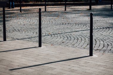 Parktaki yürüyüş yolunda demir kazıklı taşlar. 