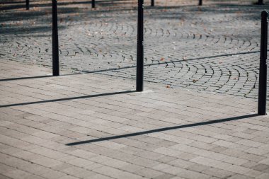 Parktaki yürüyüş yolunda demir kazıklı taşlar. 