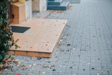 Sokak merdiveni ayrıntıları kaldırım taşlarıyla, gündüz vakti açık havada çekilmiş. 