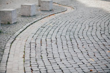 Gündüzleri şık bahçede çeşitli renklerde birbirine yakın köşeler.