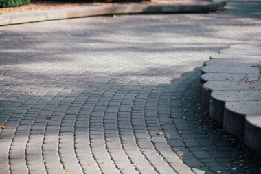 Gündüzleri şık bahçede çeşitli renklerde birbirine yakın köşeler.