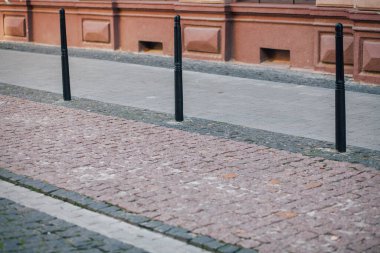 Parktaki yürüyüş yolunda demir kazıklı taşlar. 