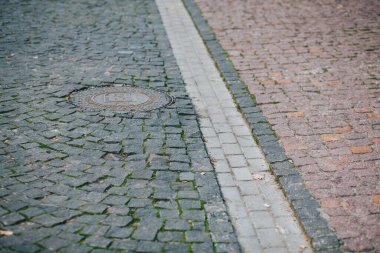 Gündüzleri şık bahçede çeşitli renklerde birbirine yakın köşeler.