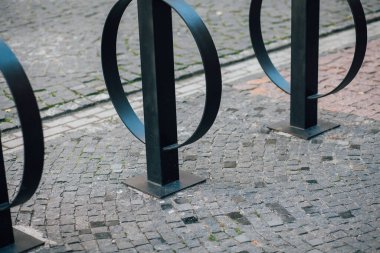 Parktaki yürüyüş yolunda demir kazıklı taşlar. 