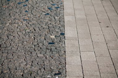 Gündüzleri şık bahçede çeşitli renklerde birbirine yakın köşeler.