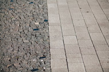 Gündüzleri şık bahçede çeşitli renklerde birbirine yakın köşeler.