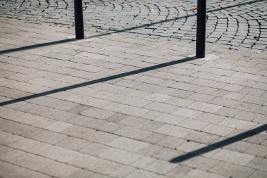 Parktaki yürüyüş yolunda demir kazıklı taşlar. 