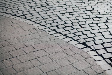 Gündüzleri şık bahçede çeşitli renklerde birbirine yakın köşeler.