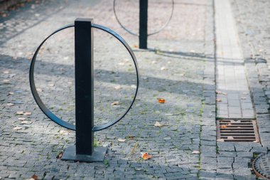 Parktaki yürüyüş yolunda demir kazıklı taşlar. 