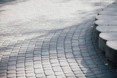 Gündüzleri şık bahçede çeşitli renklerde birbirine yakın köşeler.