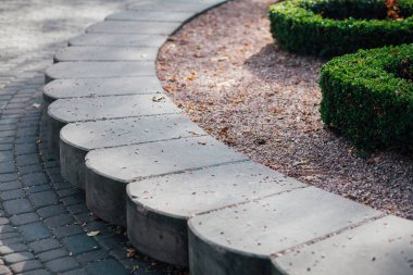 Gündüz vakti şehir parkında yürüyüş yolu taşları 