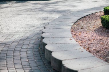 Gündüz vakti şehir parkında yürüyüş yolu taşları 