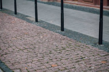 Gündüzleri şık bahçede çeşitli renklerde birbirine yakın köşeler.