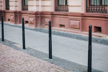 Gündüzleri şık bahçede çeşitli renklerde birbirine yakın köşeler.