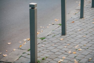 Parktaki yürüyüş yolunda demir kazıklı taşlar. 