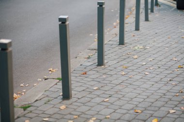 Parktaki yürüyüş yolunda demir kazıklı taşlar. 