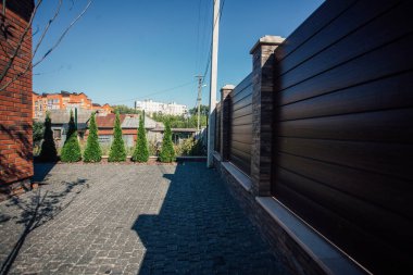 Yeni bir metal çitin parçası