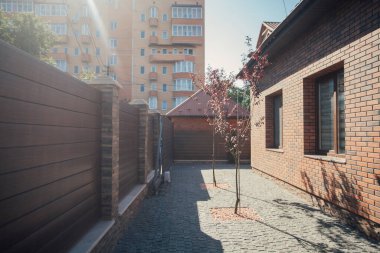 Kırsal kesimdeki modern evin dışında.