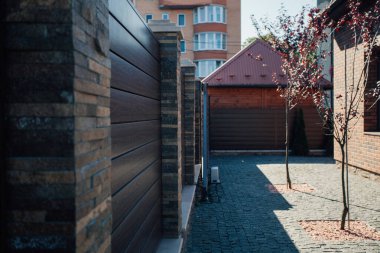 Yeni bir metal çitin parçası