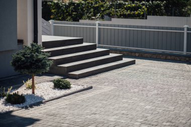 Kırsal kesimdeki modern evin dışında.