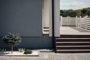 Kırsal kesimdeki modern evin dışında.