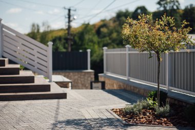 Kırsal kesimdeki modern evin dışında.