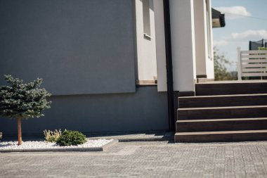 Kırsal kesimdeki modern evin dışında.