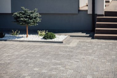 Kırsal kesimdeki modern evin dışında.