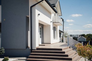Kırsal kesimdeki modern evin dışında.