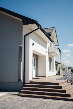 Kırsal kesimdeki modern evin dışında.