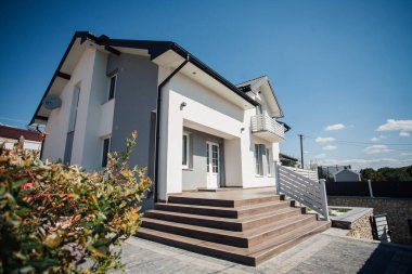 Kırsal kesimdeki modern evin dışında.