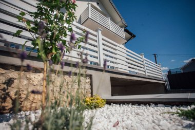 Kırsal kesimdeki modern evin dışında.