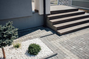 Kırsal kesimdeki modern evin dışında.