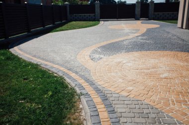 Kırsal kesimdeki modern evin dışında.