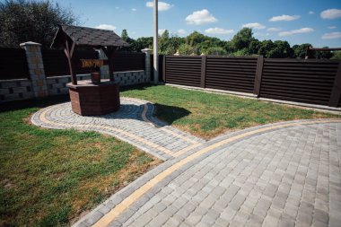 Kırsal kesimdeki modern evin dışında.