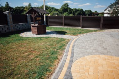 Kırsal kesimdeki modern evin dışında.