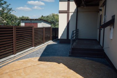 Kırsal kesimdeki modern evin dışında.