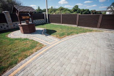 Kırsal kesimdeki modern evin dışında.