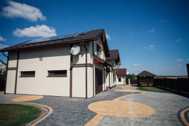 Kırsal kesimdeki modern evin dışında.