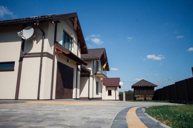 Kırsal kesimdeki modern evin dışında.