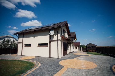 Kırsal kesimdeki modern evin dışında.