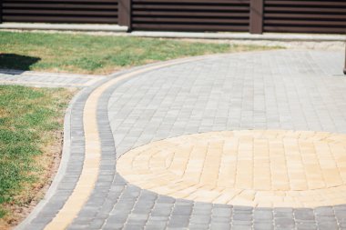 Kırsal kesimdeki modern evin dışında.