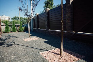 Kırsal kesimdeki modern evin dışında.