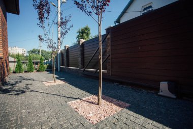 Kırsal kesimdeki modern evin dışında.